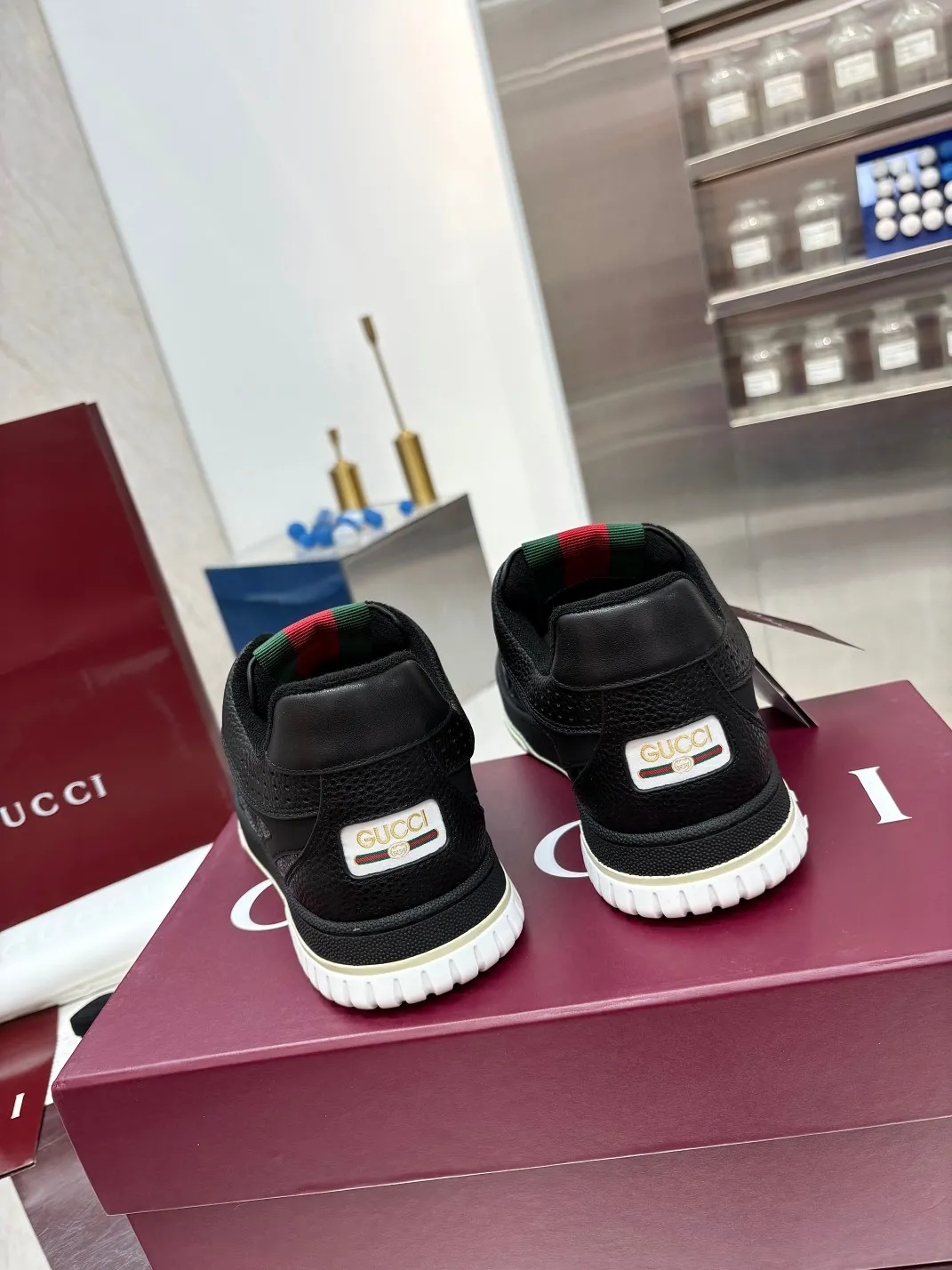 Men's Men's Shoes 💰660 Gucci Gucci's latest hot-selling series of high and low-top distressed couple sneakers are shipped. Original purchase, development and production. This high-low top sneaker adopts a basketball-style silhouette design, cleverly integrated with hollow panels and distressed effects, showing its unique ingenuity. The ingenuity incorporates brand logo details such as interlocking Double G styling accessories and Gucci lettering, a low-key tribute to the brand's design heritage.  ▪️ Fabric: Original customized imported first-layer cowhide ▪️ Lining: Sweat-absorbent and deodorant towel lining ▪️ Sole: Original molded TPU sole ▪️ Sole thickness: 3cm ▪️ Size: Male 39-46 (46 customized)